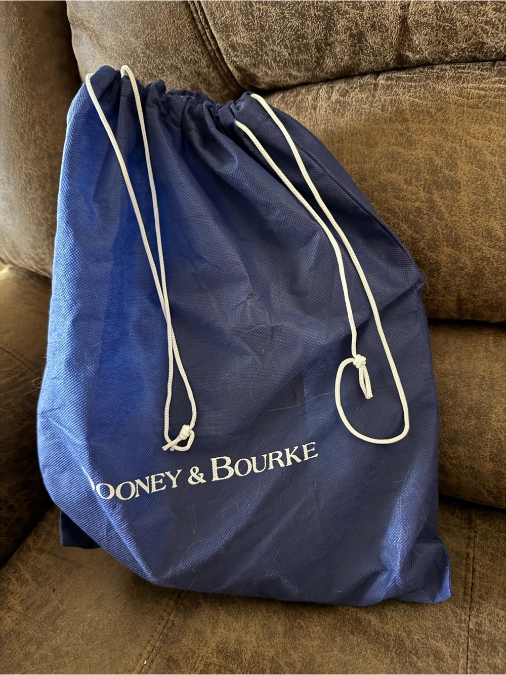 Dooney & Bourke Navy(Marine) Cameron Crossbody handbag w/strap+dust bag.
Unused